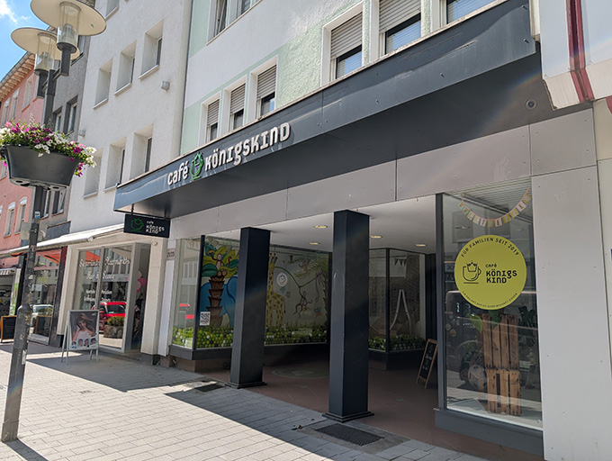 Café Königskind Außenansicht mit beschriftetem Schild