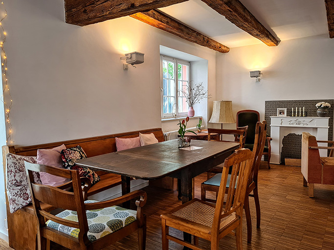 Gemütliches Wohnzimmer mit Holzmöbeln und Dekorationen