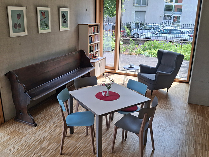 Moderner Aufenthaltsraum mit Tisch und Stühlen