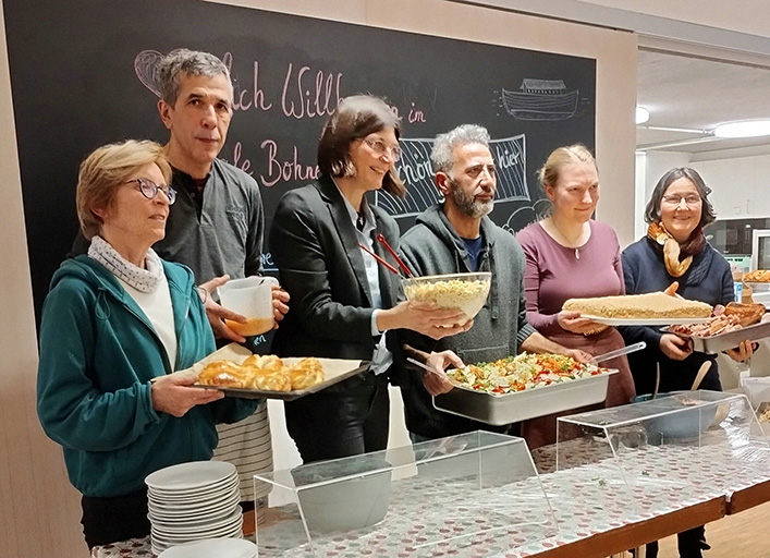 Personen servieren Essen in einer Gemeinschaftsküche