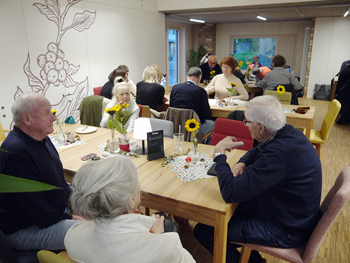 Senioren genießen soziale Zeit in einem Café