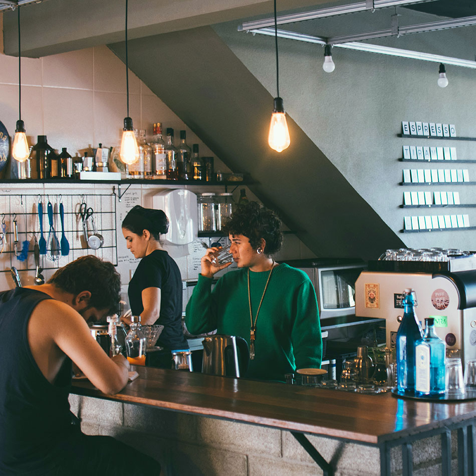 Café mit Menschen an der Theke genießen Kaffee.