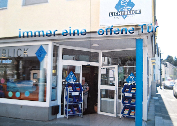 Eingang eines kleinen Geschäfts mit blauer Dekoration