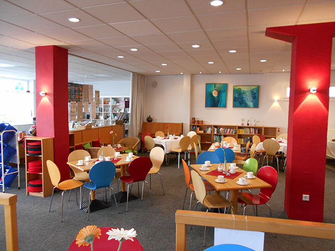 Bunte Stühle in einem modernen Café-Interieur.