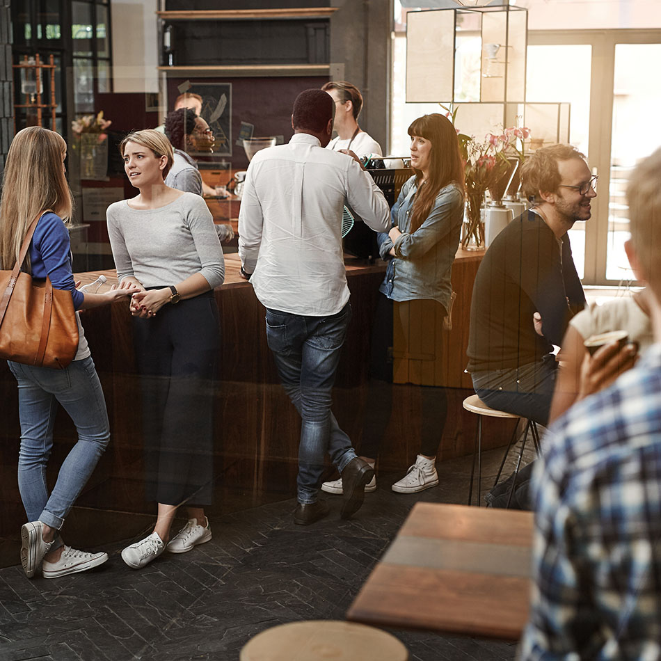 Gruppe von Menschen unterhalten sich im Café