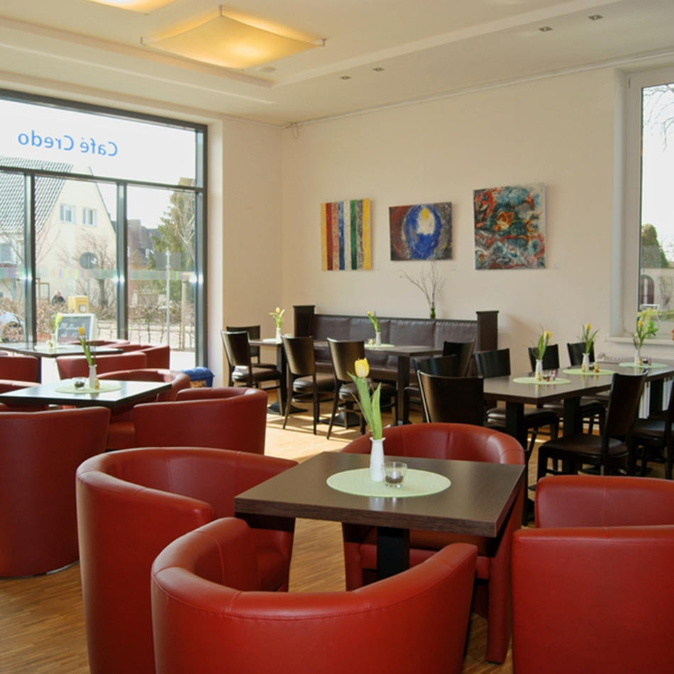 Gemütliches Café mit moderner Einrichtung und Kunstwerken