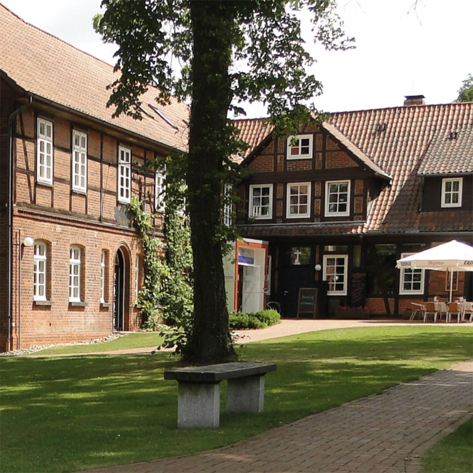 Historisches deutsches Fachwerkhaus mit grünem Garten.