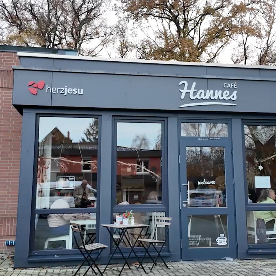 Café Hannes Außenansicht mit Sitzgelegenheiten und Bäumen