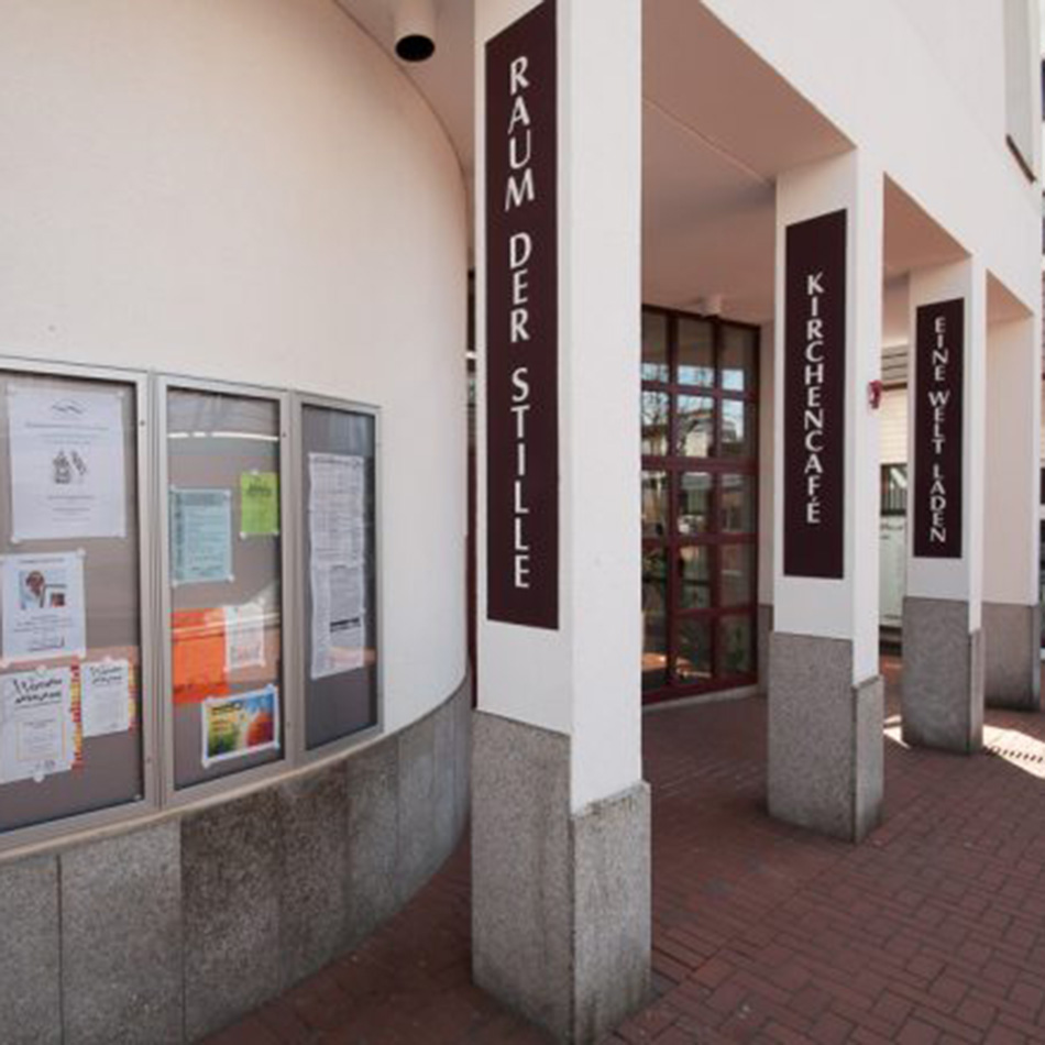 Eingangsbereich Raum der Stille mit Infotafeln