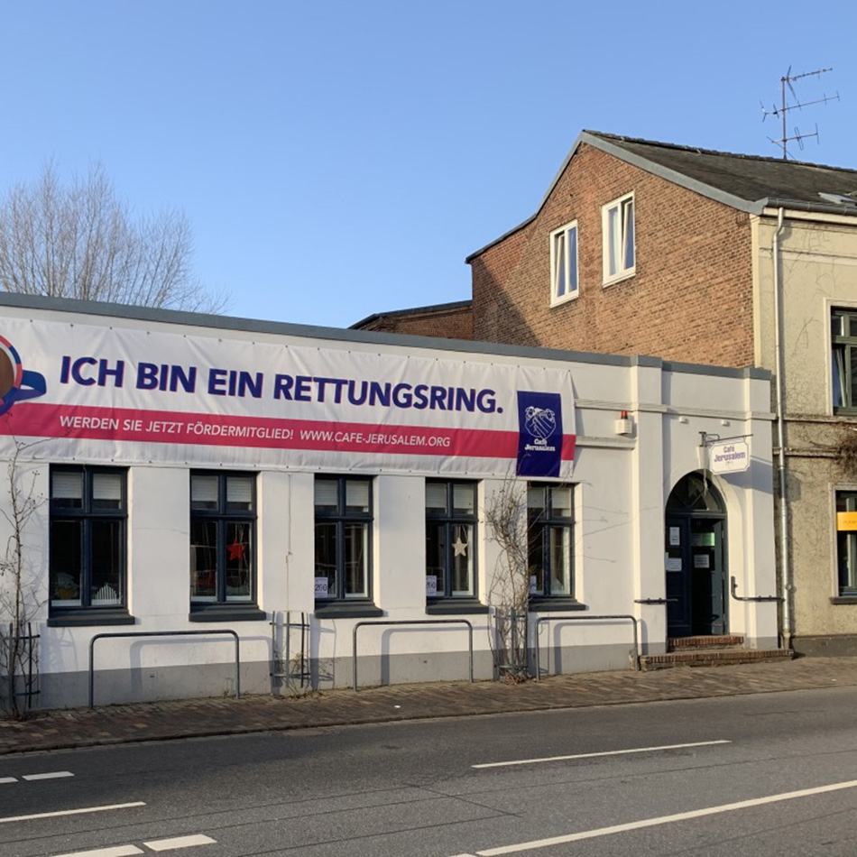 Gebäude mit Werbebanner in urbaner Umgebung