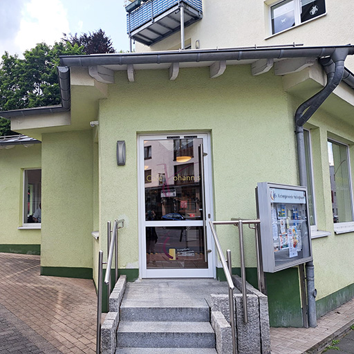 Außenansicht eines modernen, grünen Bürogebäudes