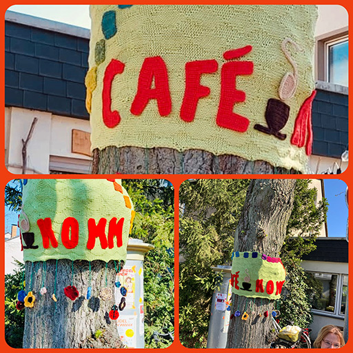 Gestrickte Baumdekoration vor einem Café in Deutschland