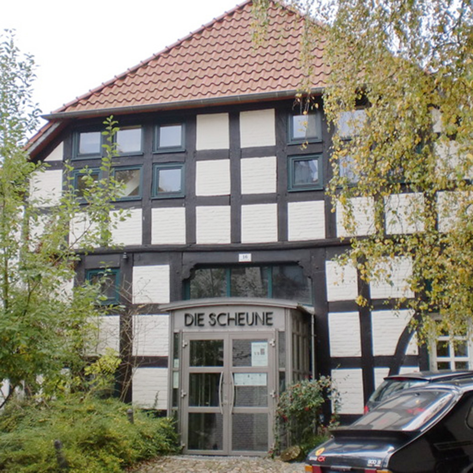 Fachwerkhaus mit Schild Die Scheune an der Fassade