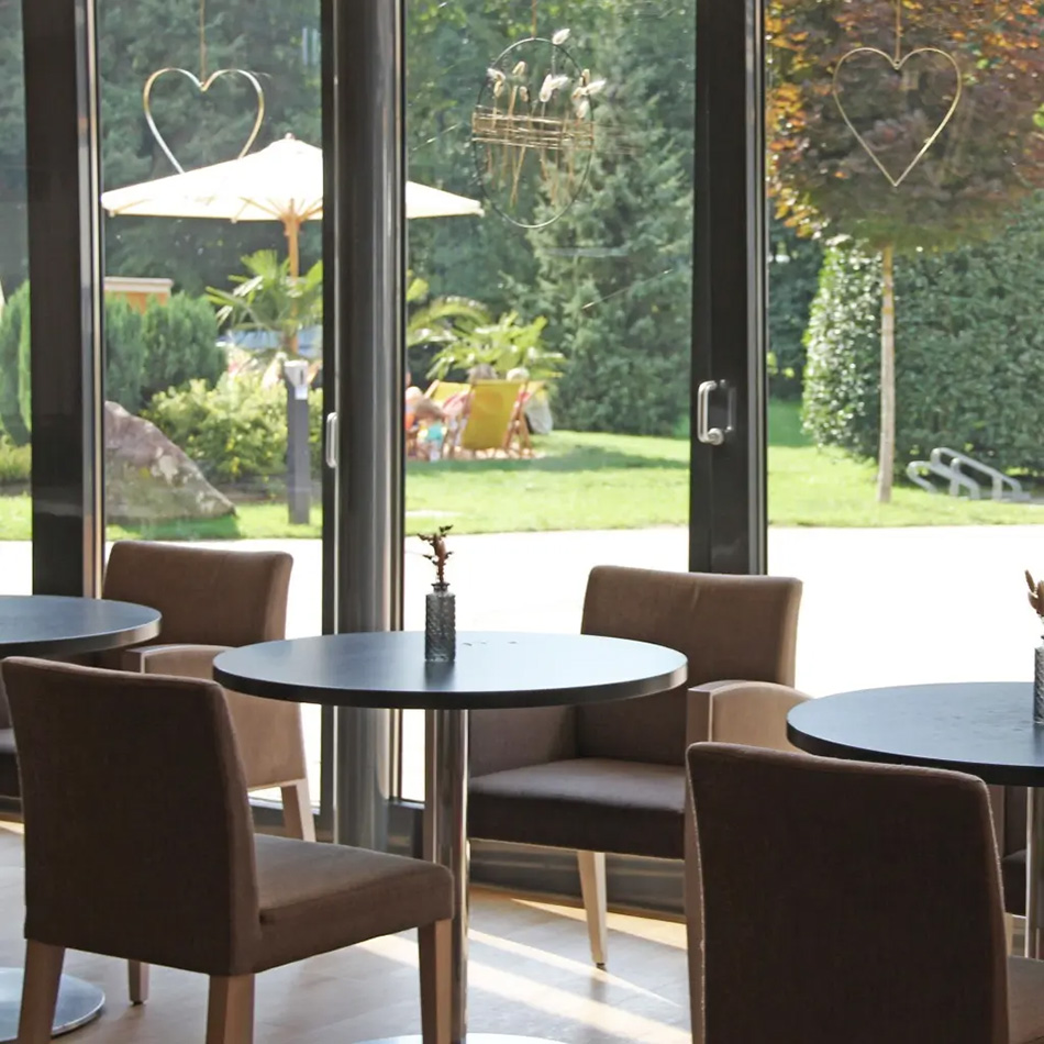 Modernes Café mit Blick auf Gartenbereich