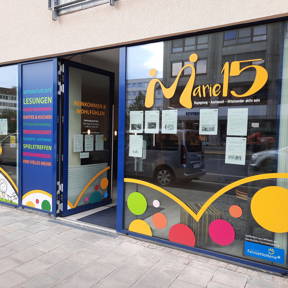 Außenansicht eines bunt gestalteten Geschäftslokals in München.