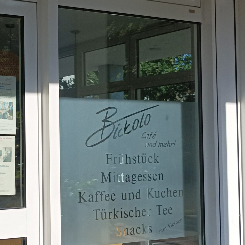 Fenster mit Café-Menü auf einem Schild