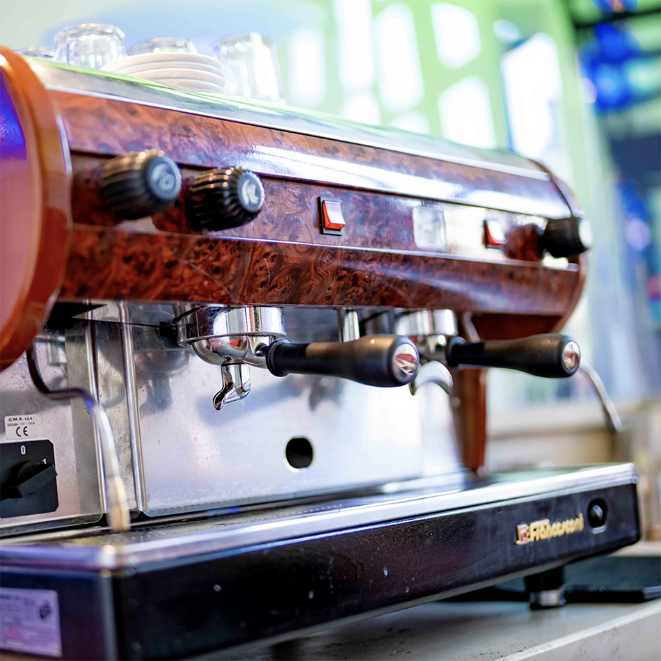 Kaffeemaschine mit Holzverkleidung in einer Kaffeebar.