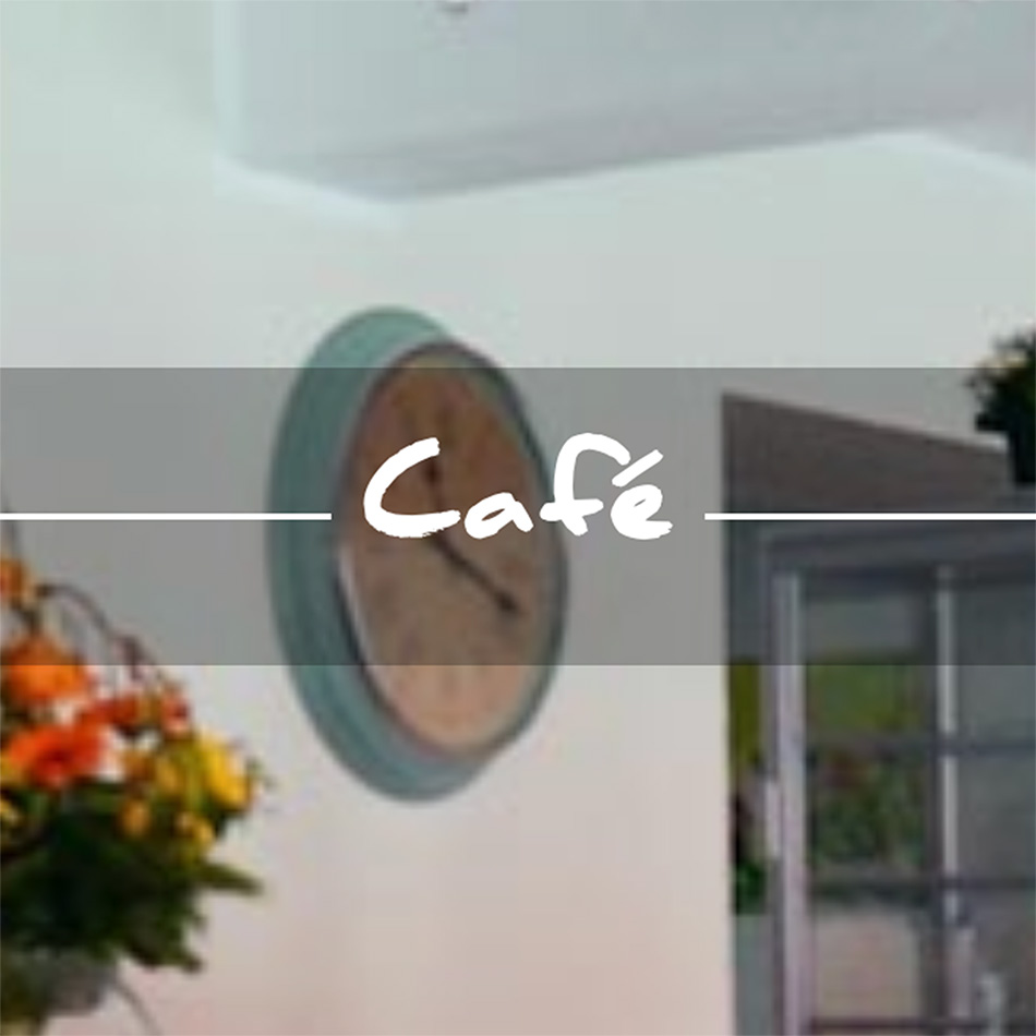 Wanduhr und Blumen in gemütlichem Café Ambiente.