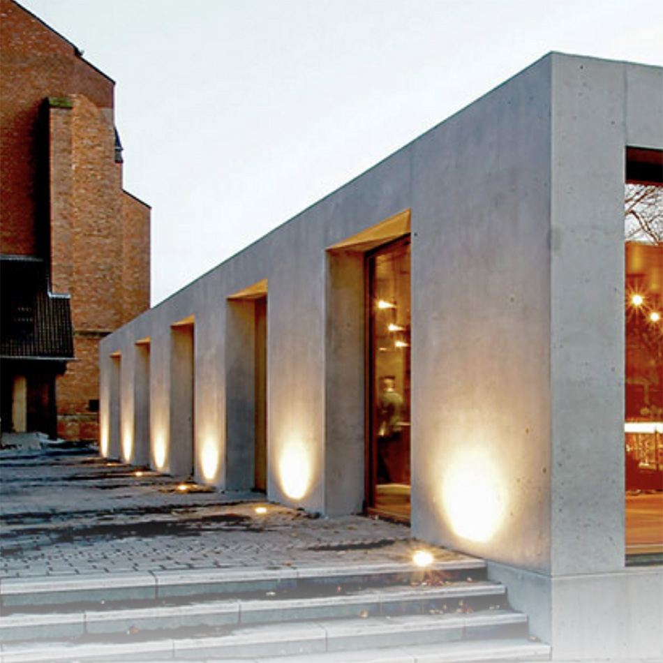 Moderne Architektur mit beleuchteter Fassade bei Dämmerung