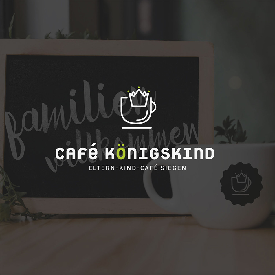 Logo des Café Königskind mit Tasse und Tafel
